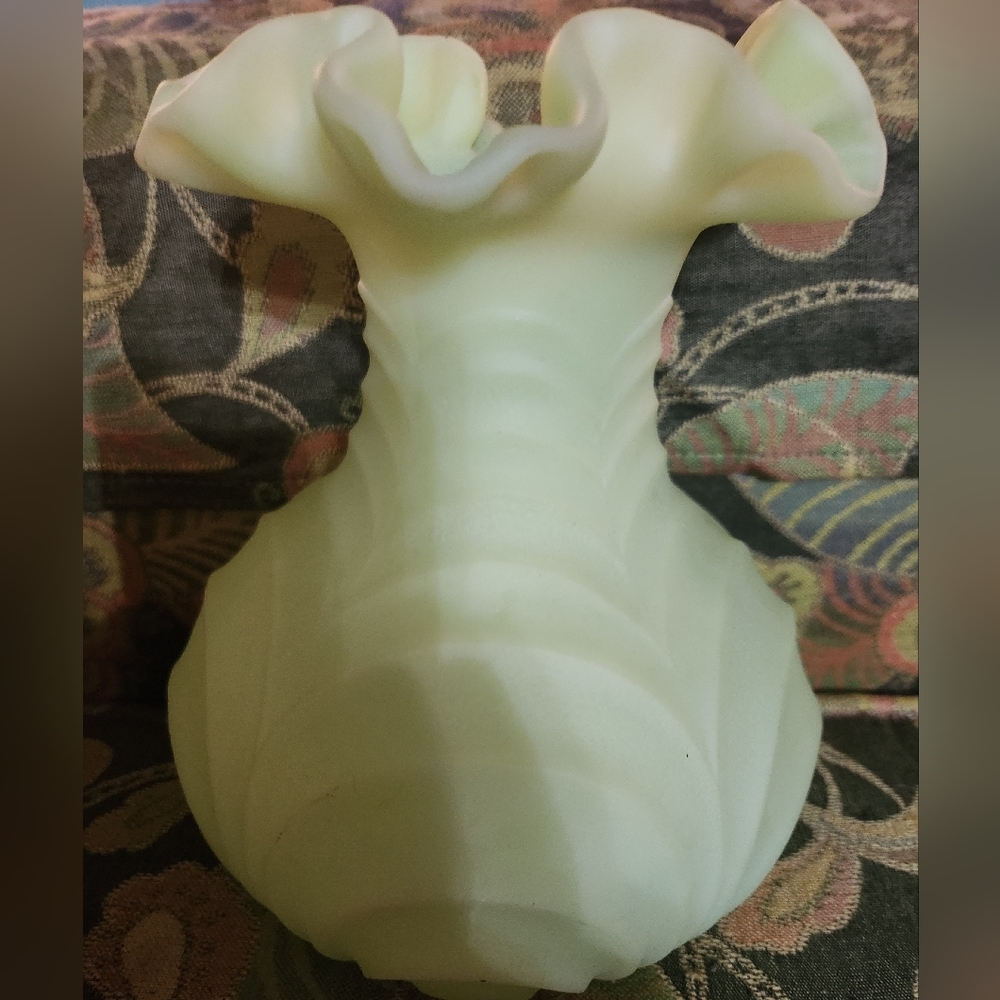 Vintage Custurd Urinaium glass ruffled edge vase